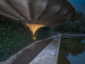 Miniaturka 4 - Lampa ogrodowa Concreto FL szaro-czarna – przykład oświetlenia ścieżki