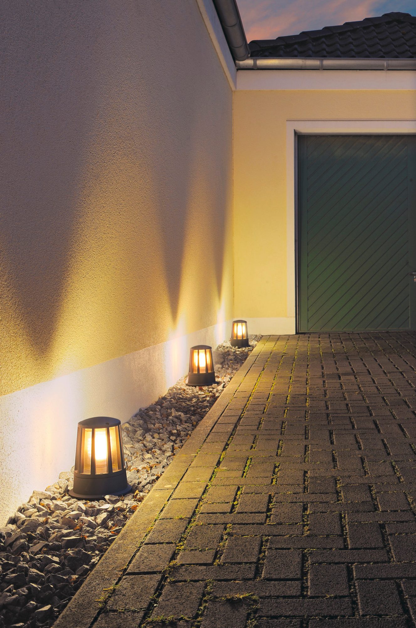 Lampa Cone jako oświetlenie ścieżki przy budynku