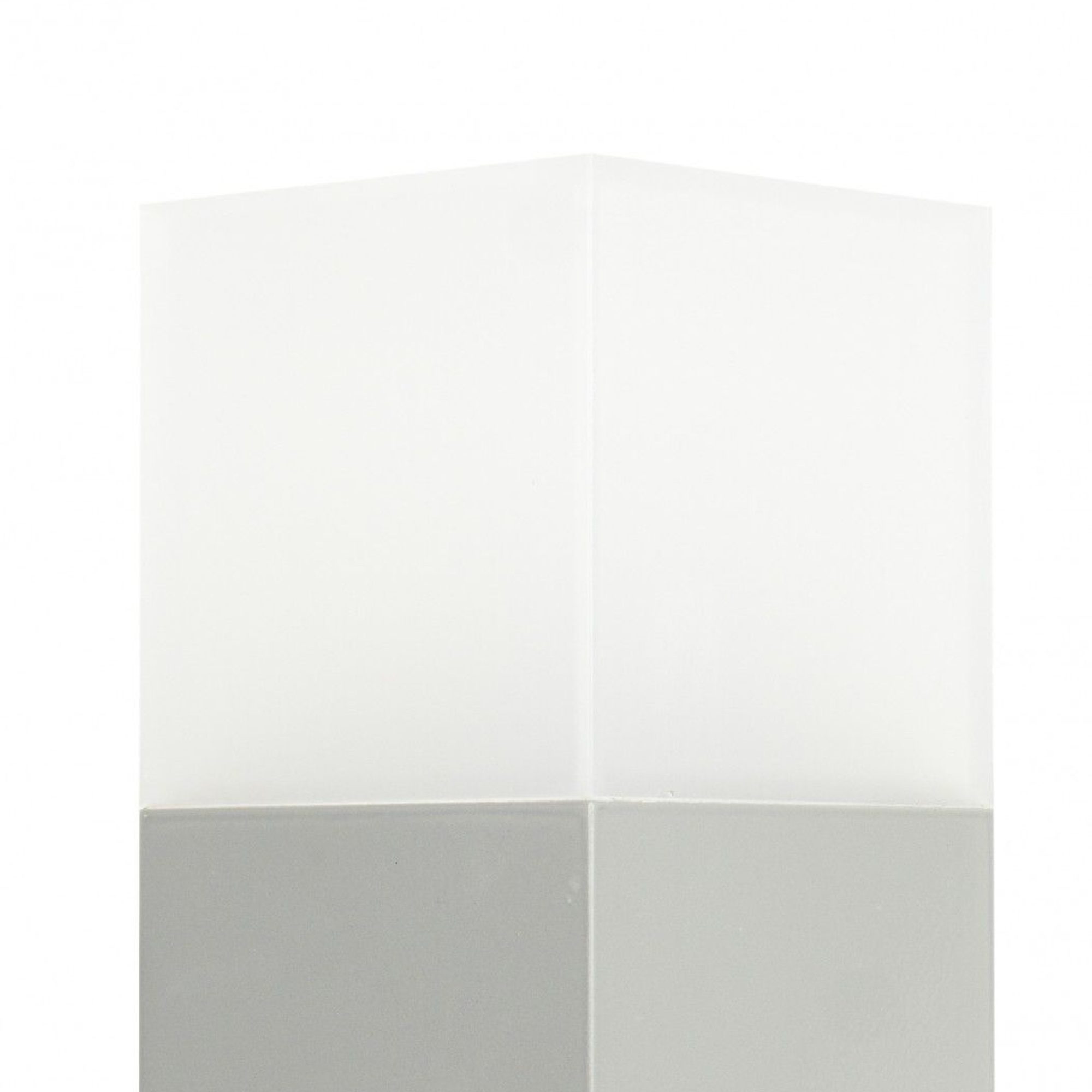 Lampa CUBE CB-330 srebrna – zbliżenie satynowanego klosza PMMA