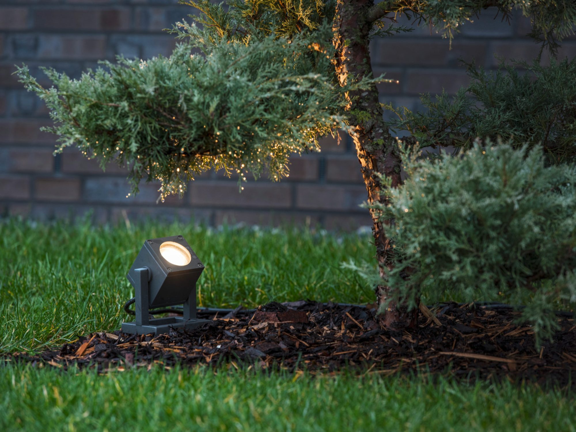 Lampa ogrodowa Cubix 1 antracytowa, aranżacja przy budynku