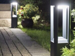 Miniaturka 3 - Lampa FAN KWADRAT przy oświetlonej ścieżce