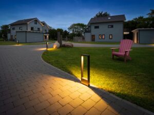 Miniaturka 2 - Lampa stojąca Flatt II 62 w aranżacji przy ścieżce
