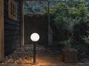 Miniaturka 8 - Lampa ogrodowa Gloo Pure 70 cm w aranżacji ogrodowej