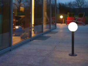Miniaturka 7 - Lampa ogrodowa Gloo Pure 70 cm przy przeszklonym tarasie po zmroku