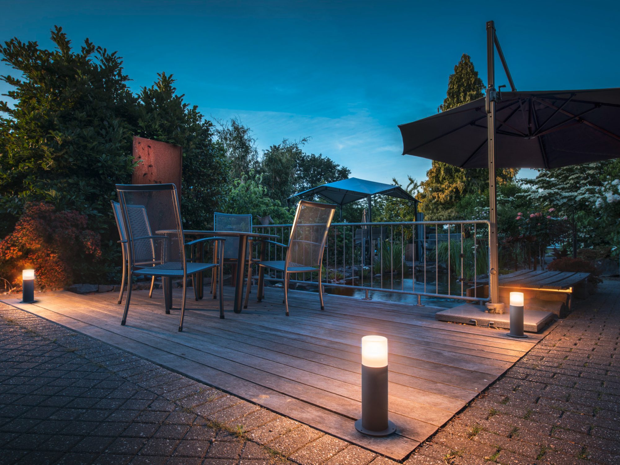 Lampa Grafit 30 Pole oświetla taras i krawędź nawierzchni