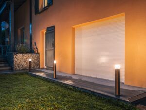 Miniaturka 3 - Lampa Grafit 60 Pole w aranżacji wzdłuż elewacji i tarasu