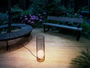 Miniaturka 3 - Lampa stojąca Grid Sun przy tarasie na zdjęciu aranżacyjnym