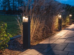 Miniaturka 5 - Lampa ogrodowa Logs 70 w aranżacji przy ogrodzie, drugie ujęcie