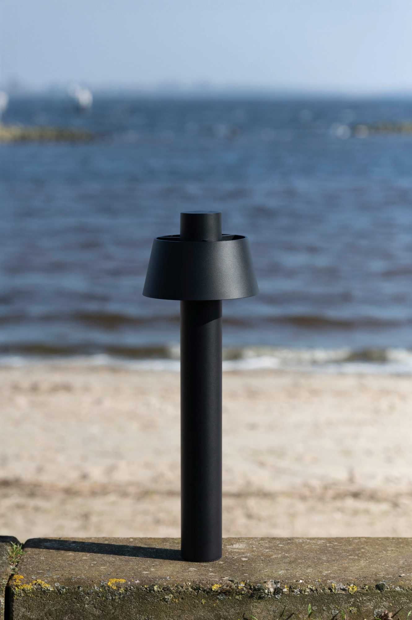Czarna lampa ogrodowa Photoni 75 w aranżacji