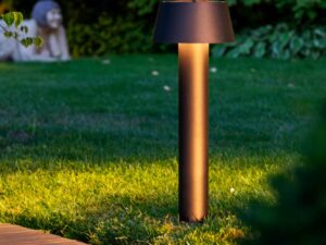 Miniaturka 6 - Lampa ogrodowa Photoni Cyl Pole 75 czarna w drugiej aranżacji