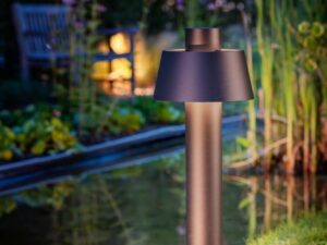 Miniaturka 5 - Czarna lampa Photoni Cyl Pole 75 w aranżacji ogrodu