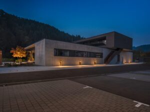 Miniaturka 4 - Słupki Quad Pole LED przy nowoczesnej elewacji wieczorem