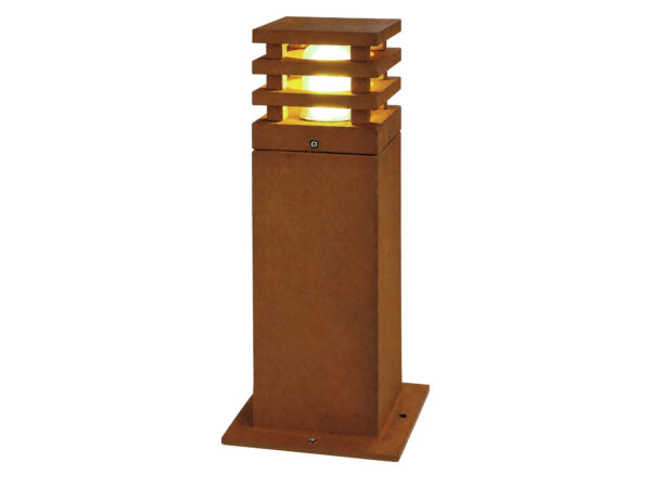 Lampa ogrodowa Rusty Square o wysokości 40 cm na białym tle