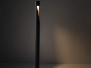 Miniaturka 2 - Grafitowa lampa ogrodowa Sena L z oświetleniem LED w otoczeniu domu