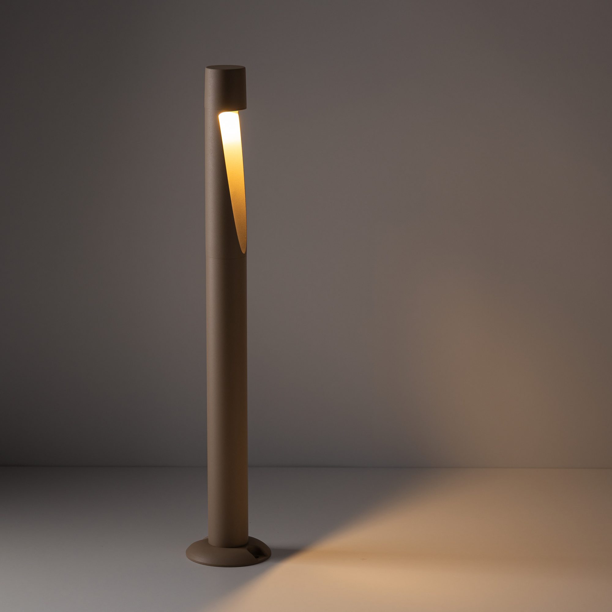 Beżowa lampa ogrodowa Sena M w aranżacji tarasu