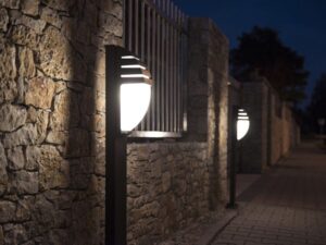 Miniaturka 1 - Lampa ogrodowa stojąca CITY 11836 R BL – przykład oświetlenia przy ścieżce
