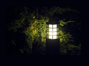 Miniaturka 2 - Lampa ogrodowa stojąca RADO II – zbliżenie satynowanego klosza i osłon