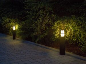 Miniaturka 4 - Lampy ogrodowe stojące RADO II oświetlające ścieżkę i rośliny nocą