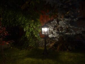 Miniaturka 2 - Lampa ogrodowa stojąca z serii WENECJA w aranżacji ogrodowej
