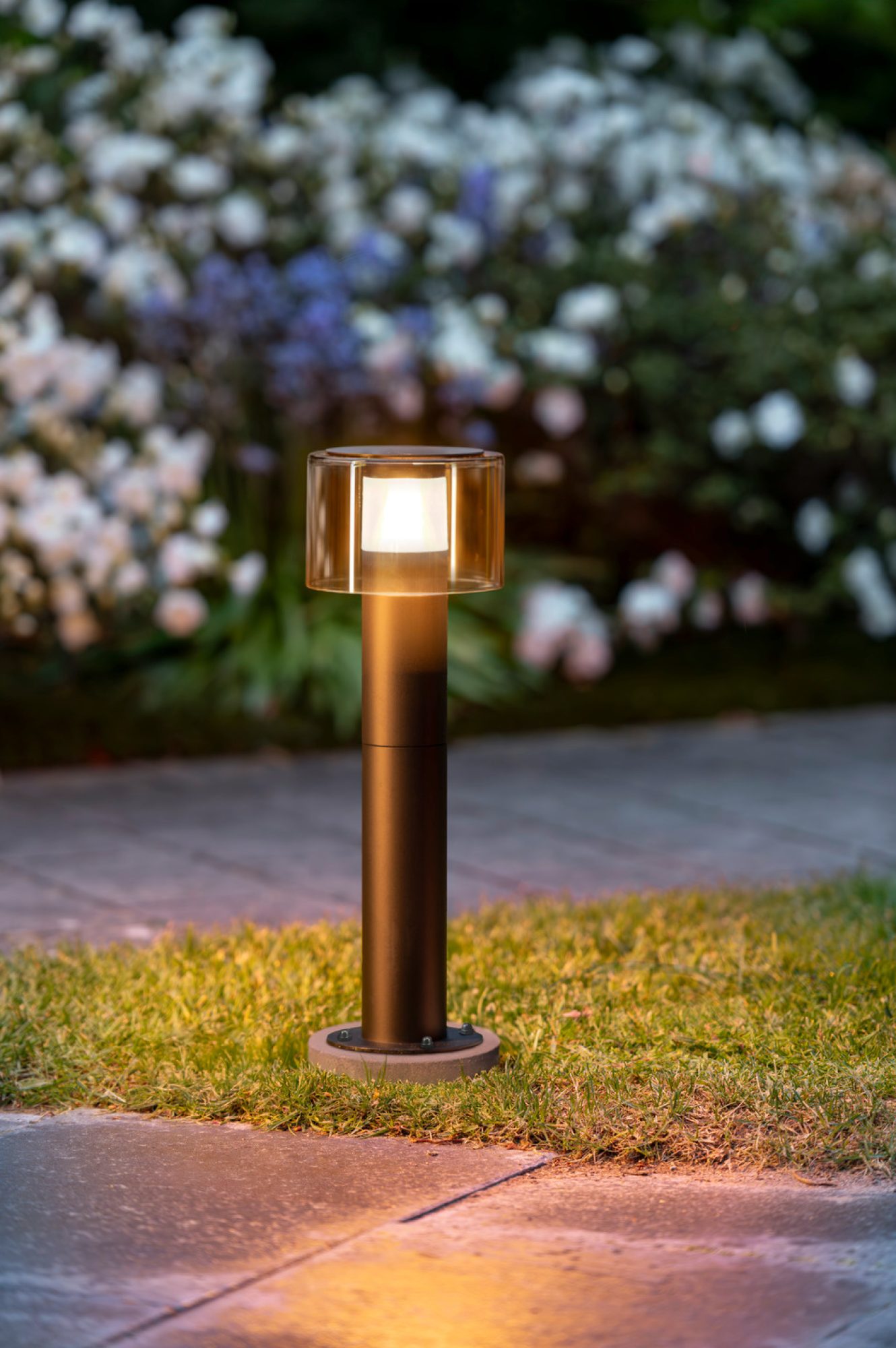Lampa Taha II 45 czarna w dodatkowej aranżacji zewnętrznej