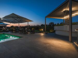 Miniaturka 4 - Lampy Theo Pathlight Double przy patio i w ogrodzie po zmroku