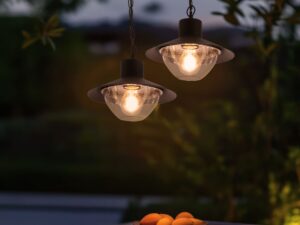 Miniaturka 1 - Lampy ogrodowe wiszące Evilira nad stołem na tarasie po zmroku