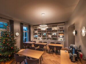 Miniaturka 7 - Lampa One Triple DALI biała aranżacja nad stołami