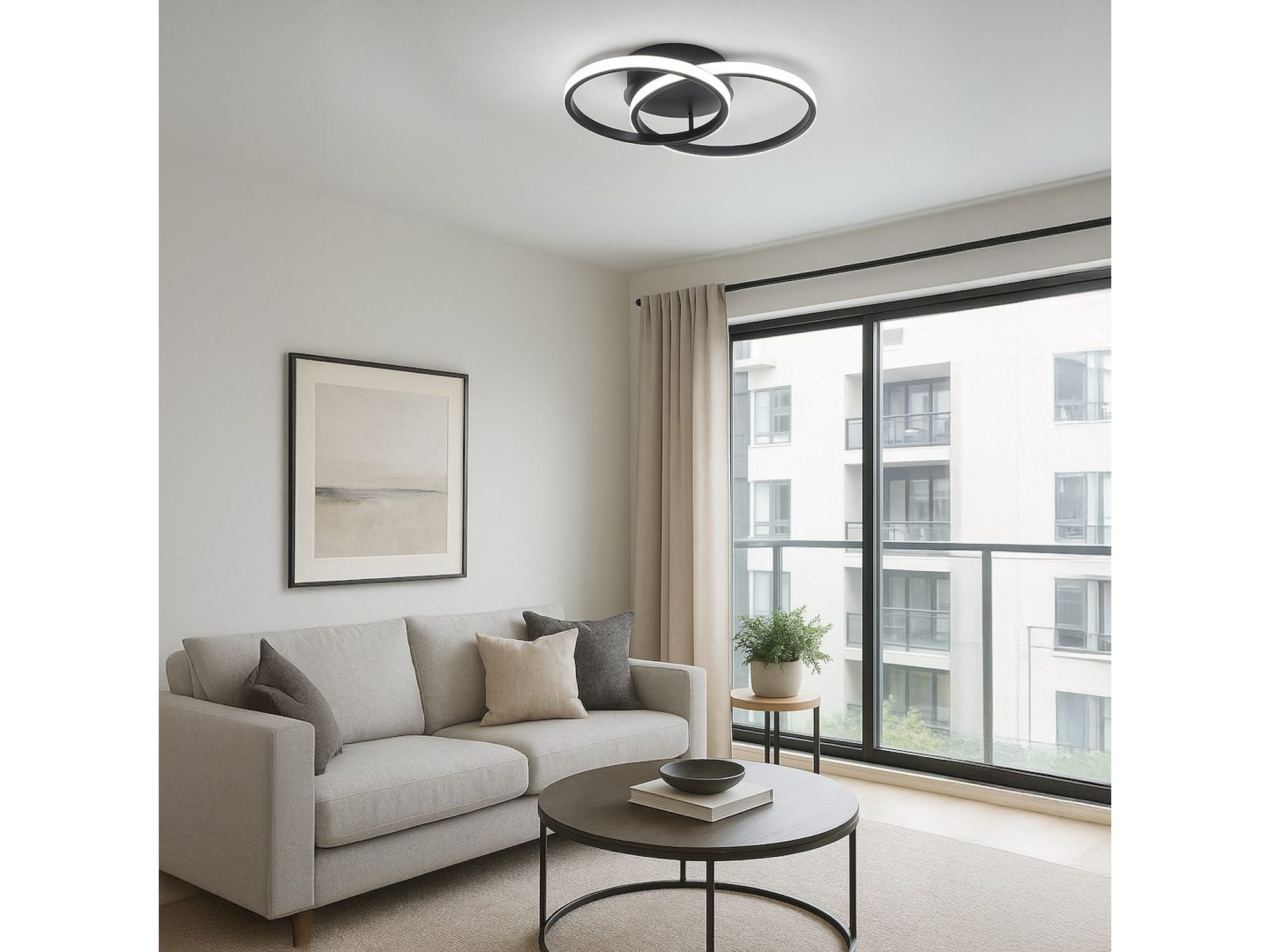 Czarna lampa Orenia na suficie jasnego salonu