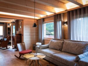 Miniaturka 3 - Czarno-złota lampa Para Cone 20 w aranżacji salonu