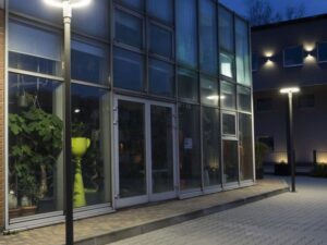 Miniaturka 3 - Lampa parkowa STER MAX STRMAX-3000 – oświetlenie przy budynku nocą