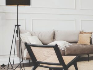 Miniaturka 3 - Czarna lampa podłogowa Amodia przy sofie w salonie