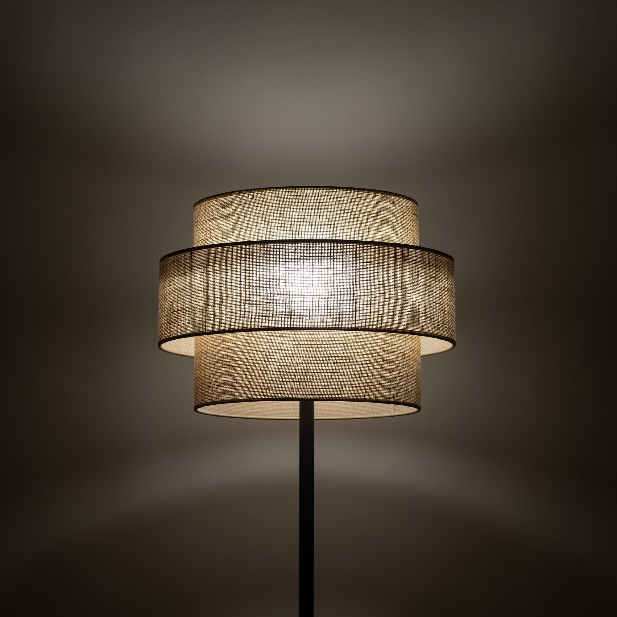 Lampa podłogowa Calisto z brązowym jutowym abażurem we wnętrzu