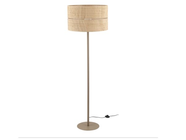 Lampa podłogowa Calma z abażurem z rafii w kolorze słomkowym na białym tle
