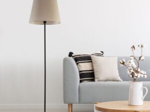 Miniaturka 1 - Lampa podłogowa Chicago z lnianym abażurem w aranżacji salonu