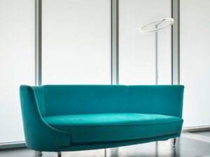Miniaturka 6 - Biała lampa LED Ciravon przy turkusowej sofie
