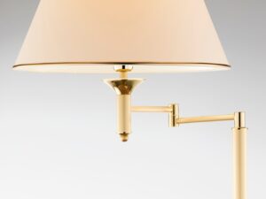 Miniaturka 3 - Lampa podłogowa Classic – zbliżenie jasnego abażuru i ramienia oprawy