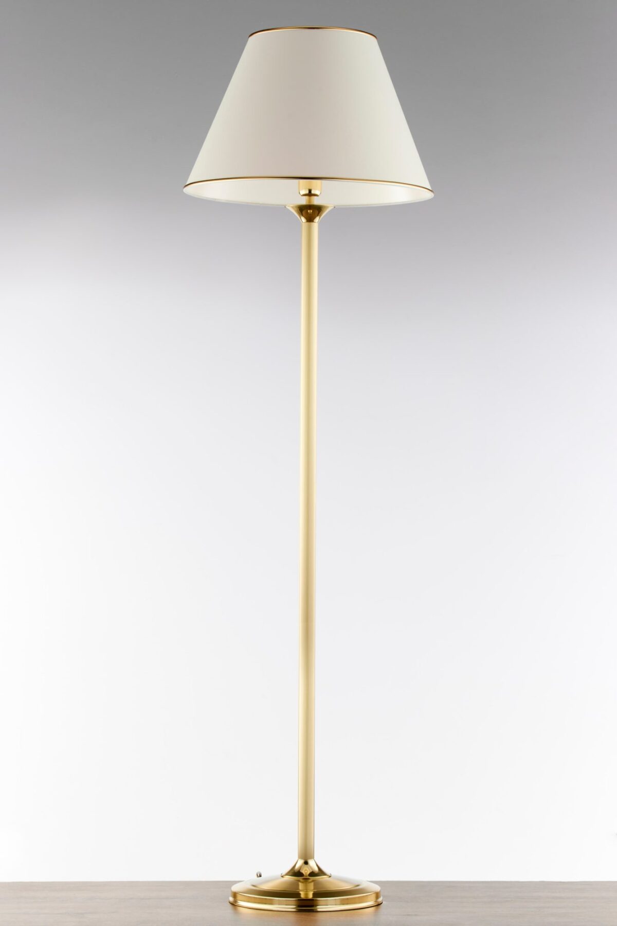 Lampa podłogowa Classic z jasnym kloszem, mosiądz satynowany