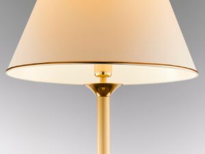Miniaturka 2 - Lampa Classic zbliżenie rozświetlonego stożkowego klosza i metalowej oprawy