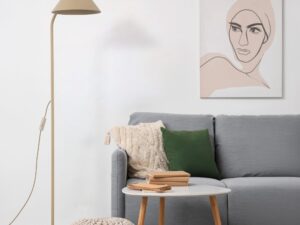 Miniaturka 2 - Lampa podłogowa Cono w piaskowym beżu przy szarej sofie w salonie