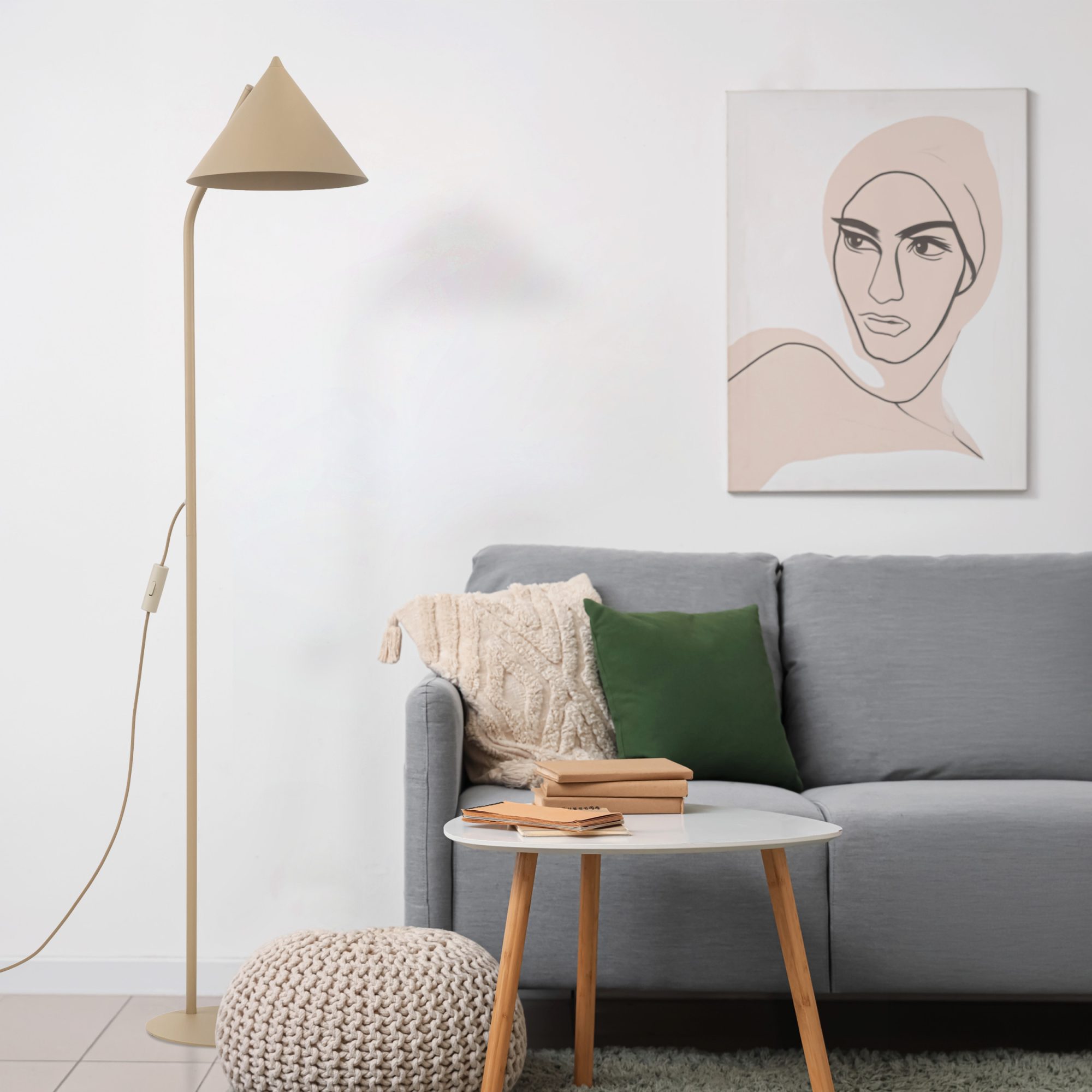 Lampa podłogowa Cono w piaskowym beżu przy szarej sofie w salonie