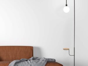 Miniaturka 1 - Lampa podłogowa Davomela z drewnianą półką 173 cm, czarna – zdjęcie 2