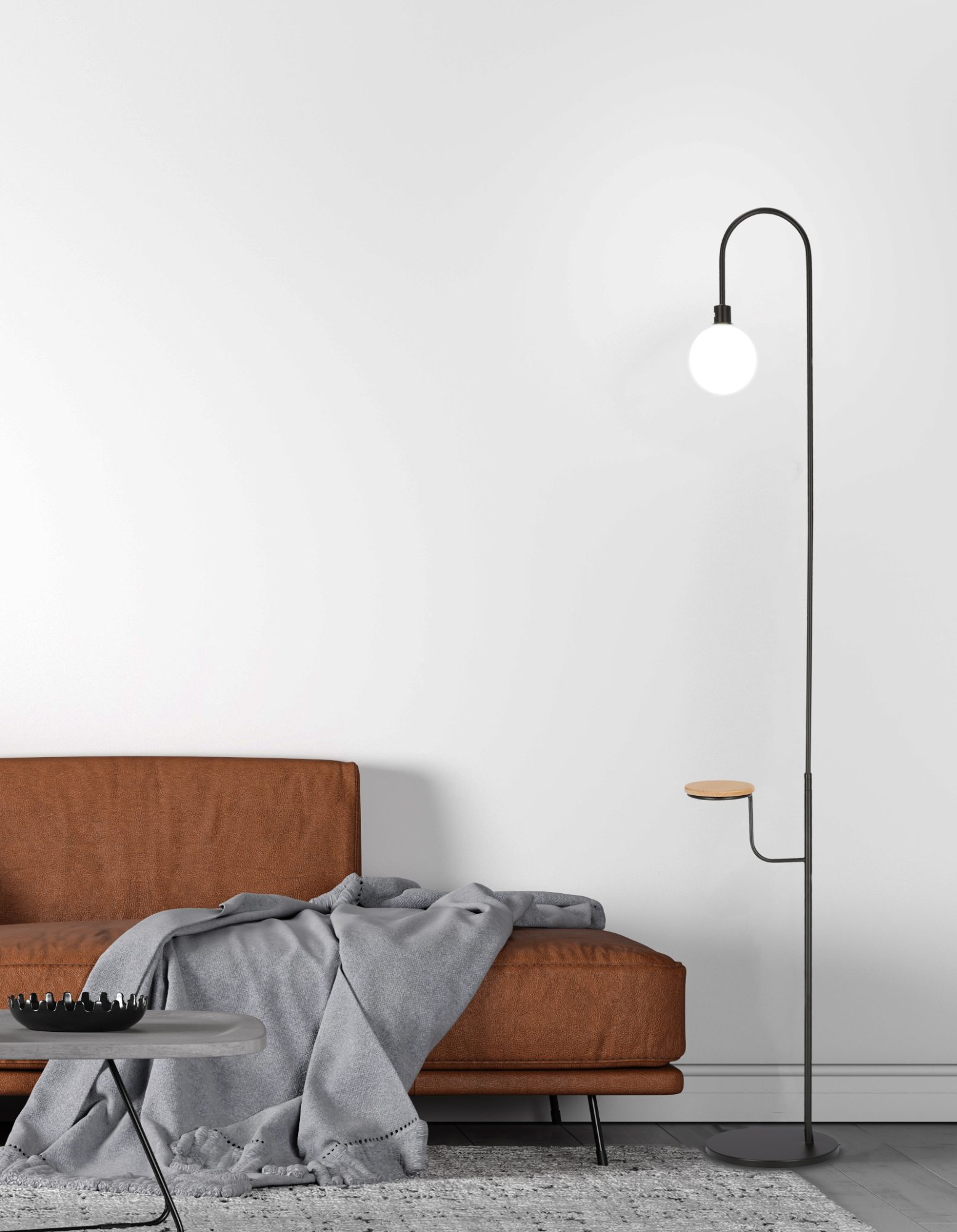 Czarna lampa podłogowa Davomela z półką ustawiona obok sofy