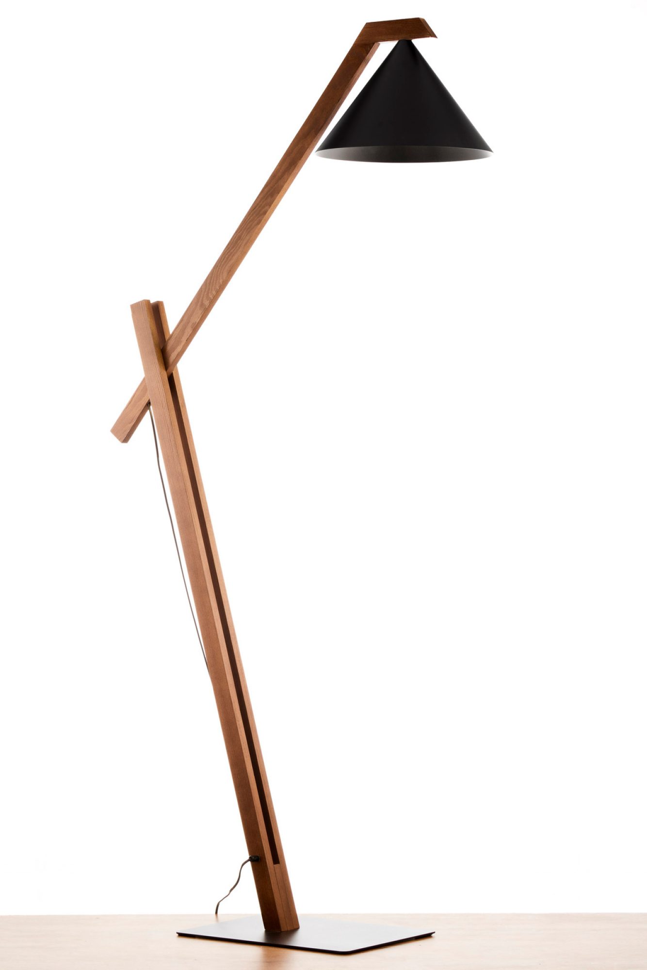 Lampa podłogowa Deco z czarnym kloszem i ciemnobrązowym drewnem