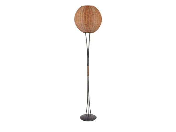 Lampa podłogowa Doresona czarna z kulistym rattanowym kloszem i smukłą metalową podstawą