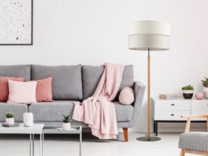 Miniaturka 1 - Lampa podłogowa Eco z jasnym drewnem i tekstylnym abażurem w aranżacji wnętrza
