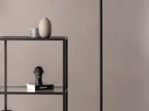 Miniaturka 2 - Lampa podłogowa Eden czarno-złota obok regału w aranżacji z zapalonym światłem