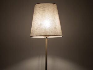 Miniaturka 1 - Lampa podłogowa Elizabeth z beżowym abażurem w aranżacji wnętrza