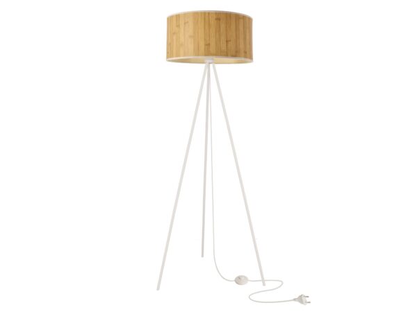 Lampa podłogowa Evasora na białym trójnogu z abażurem o wyglądzie jasnego drewna