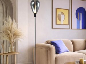 Miniaturka 3 - Lampa podłogowa Evorena z dymionym kloszem przy sofie