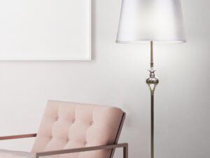Miniaturka 1 - Chromowana lampa podłogowa Fenetano obok różowego fotela w salonie